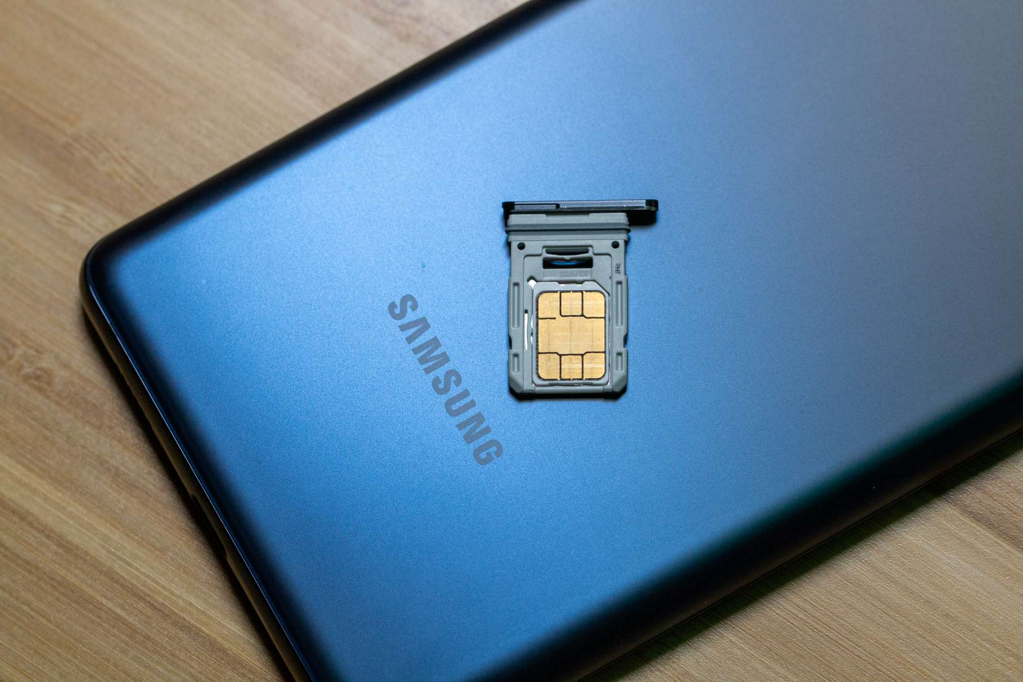 如何從三星 Galaxy S20 FE 插入和取出 SIM 卡