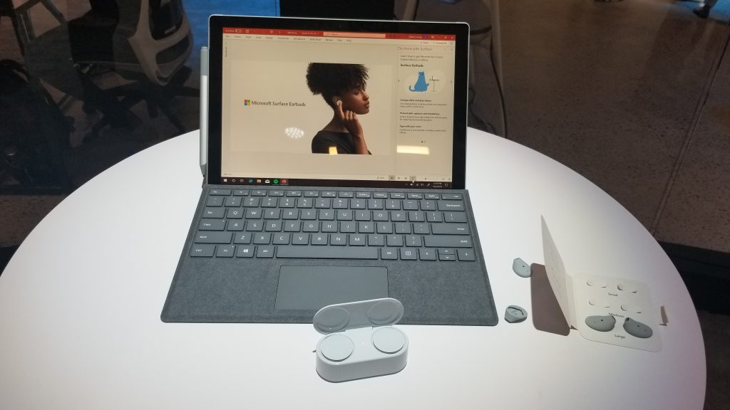 So verwenden Sie Surface Earbuds mit Microsoft 365