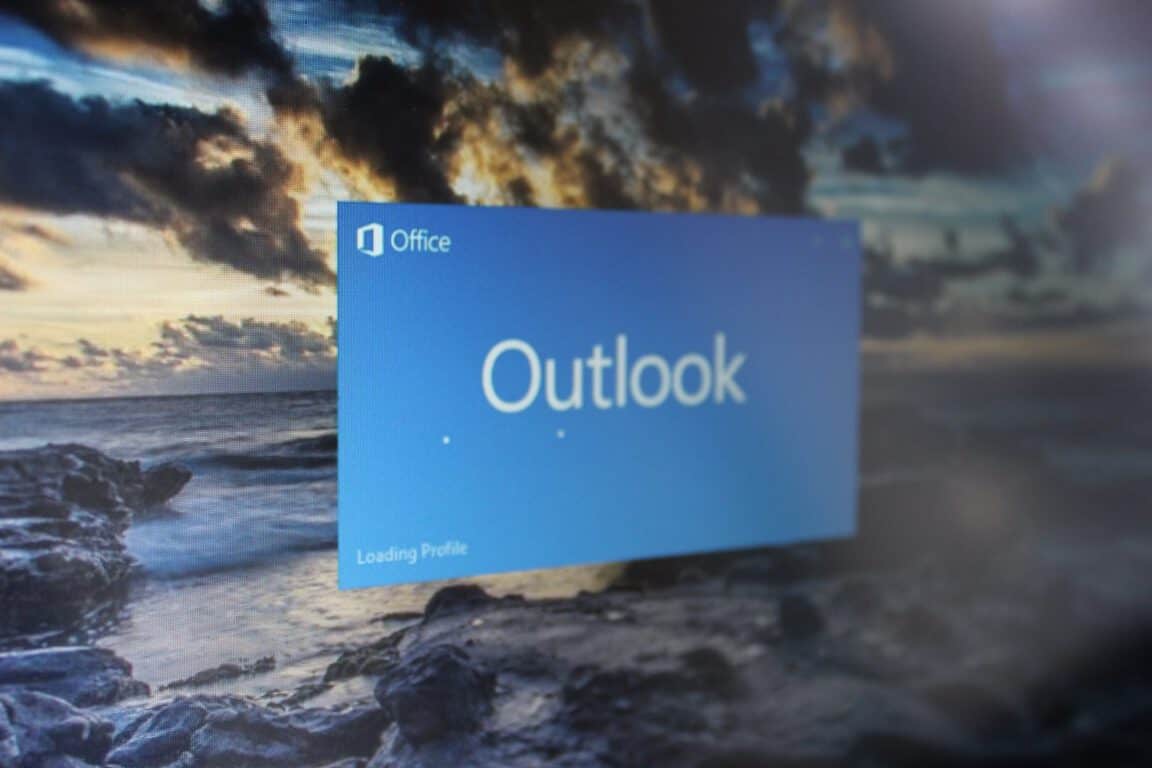 Cách dịch email trong ứng dụng Outlook trong Windows 10