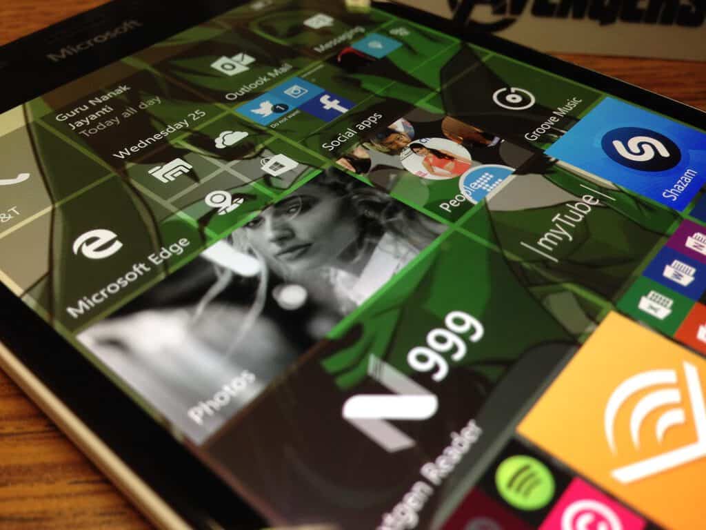 Lumia 950: 홈 화면에 4열의 타일을 표시하는 방법