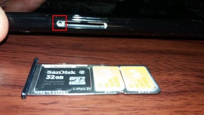 Cách thêm hoặc xóa thẻ SD và thẻ SIM trên Moto G6 Play