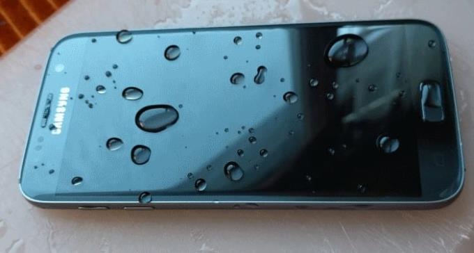 Cách tốt nhất để làm khô điện thoại bị ướt