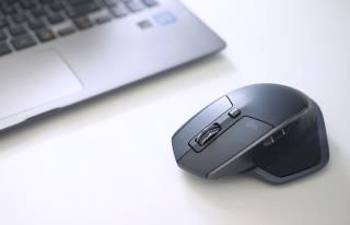 Você deve usar um mouse com receptor sem fio ou Bluetooth?