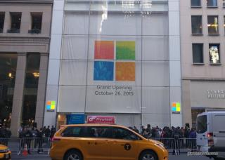 Microsoft deschide cel mai mare magazin emblematic în New York City (galerie)