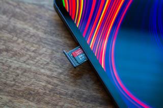 So legen Sie eine microSD-Karte in das Samsung Galaxy Tab S8 ein und entfernen es