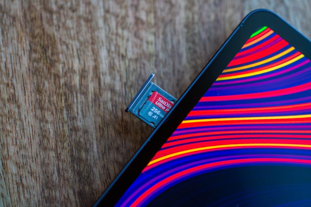 So legen Sie eine microSD-Karte in das Samsung Galaxy Tab S8 ein und entfernen es