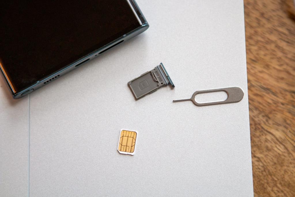 Cách lắp và tháo thẻ SIM khỏi Samsung Galaxy S22