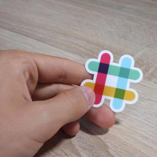 วิธีใช้ปฏิกิริยาอิโมจิใน Slack