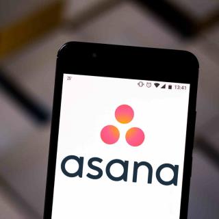 Microsoft Teams-gesprekken worden aangesloten op de Asana-app
