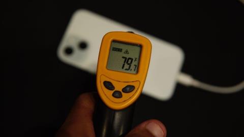 วิธีตรวจสอบอุณหภูมิของ iPhone ของคุณ