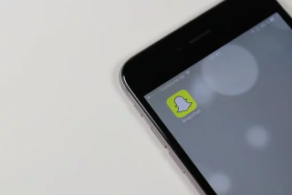 Snapchat permite acum aplicațiilor terțe să partajeze povești