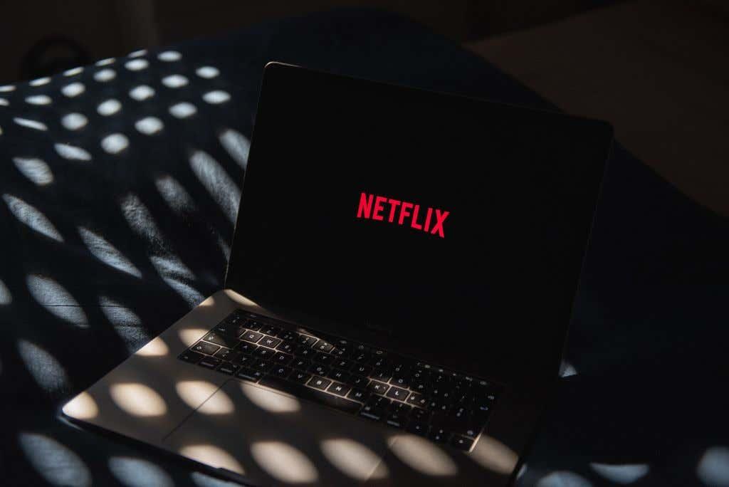 كيفية استخدام ميزة تشغيل شيء عشوائي في Netflix