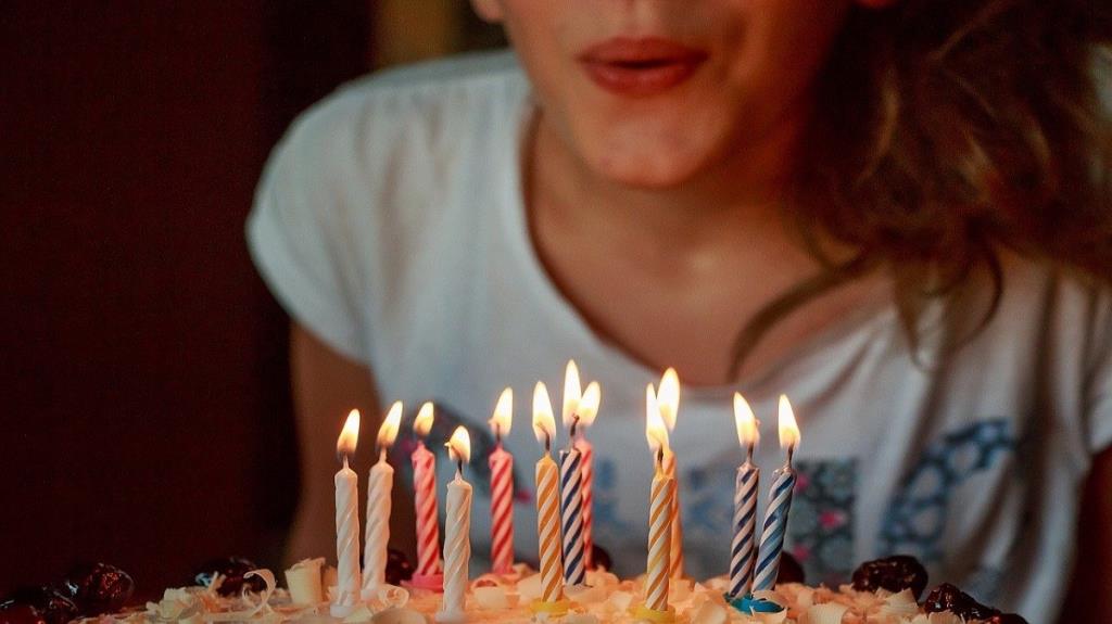 最高のズーム誕生日パーティーのアイデア：オンライン仮想パーティーを祝う方法