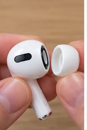 ภาพระยะใกล้ของจุกหูฟัง AirPods Pro ที่ถูกดึงออกจากฐานของหูฟังโดยตรง