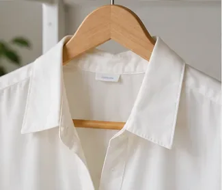 เสื้อเชิ้ตสีขาวสะอาดแขวนตากให้แห้งหลังจากขจัดคราบลิปสติกแล้ว