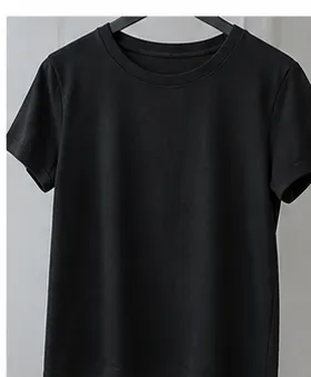 เสื้อยืดสีดำแขวนตากให้แห้ง เพื่อตรวจสอบบริเวณใต้วงแขนก่อนใช้เครื่องอบผ้า