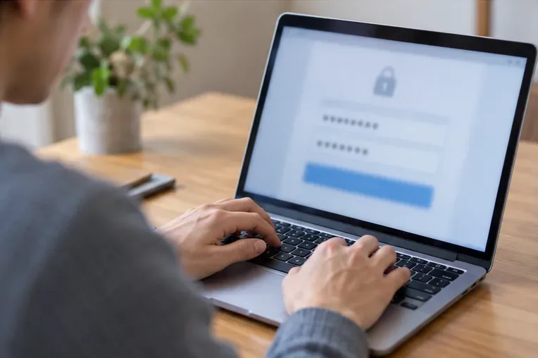 ノートパソコンでアカウントのパスワードを変更する利用者