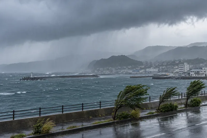 台風が温帯低気圧に変わると何が変わる？明日の天気・交通への影響と確認ポイント